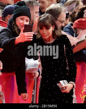 20. Februar 2020, Berlin: 70. Eröffnungsgala: Schauspielerin Berenice Bejobei die feierliche Eröffnung des Internationalen Filmfestivals. Die Berlinale eröffnet mit dem Film 'Mein Salinger Jahr'. Foto: Annette Riedl / dpa Stockfoto