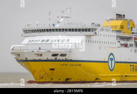 Newhaven, East Sussex, Großbritannien. Februar 2020. Cote D'Albatre Ferry, die den Hafen von Newhaven in Heavy Seas verlässt und die Südküste Großbritanniens weiter bekämpft. Credit: Alan Fraser/Alamy Live News Stockfoto