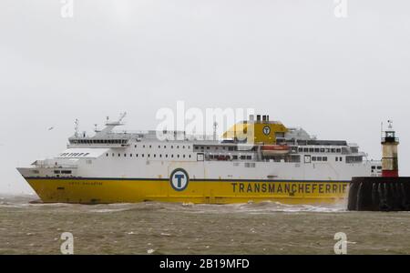 Newhaven, East Sussex, Großbritannien. Februar 2020. Cote D'Albatre Ferry, die den Hafen von Newhaven in Heavy Seas verlässt und die Südküste Großbritanniens weiter bekämpft. Credit: Alan Fraser/Alamy Live News Stockfoto