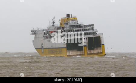 Newhaven, East Sussex, Großbritannien. Februar 2020. Cote D'Albatre Ferry, die den Hafen von Newhaven in Heavy Seas verlässt und die Südküste Großbritanniens weiter bekämpft. Credit: Alan Fraser/Alamy Live News Stockfoto