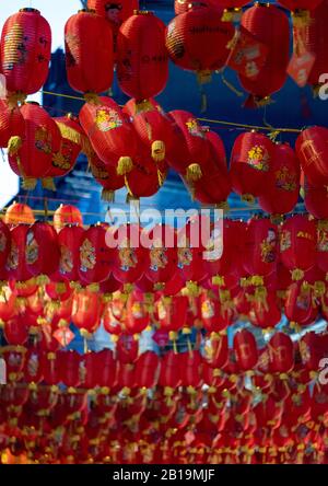 Farbenfrohe orangefarbene Laternen hängen über die Gerrard Street in Chinatown, London, Großbritannien, um das chinesische Neujahr zu feiern, gesponsert vom Hippodrom. Stockfoto