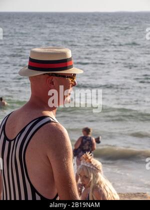 Kaukasischer Mann mittleren Alters, der ein Retro-Badekostüm am Badegäste Beach Fremantle Western Australia trägt. Stockfoto