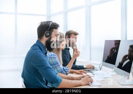 Call Center Mitarbeiter am Arbeitsplatz im Büro Stockfoto