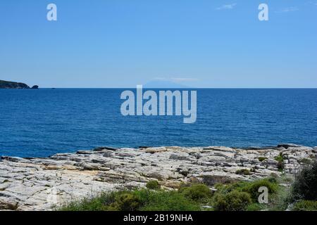 Griechenland, Insel Thassos, ägisches Meer mit Samotharce Island im Hintergrund Stockfoto