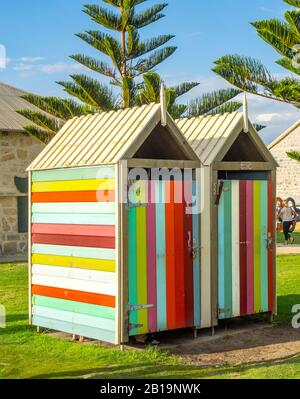 Farbenfrohe bemalte Holztoiletten im Freien und Umkleidekabinen am Badegäste Beach Fremantle Western Australia. Stockfoto