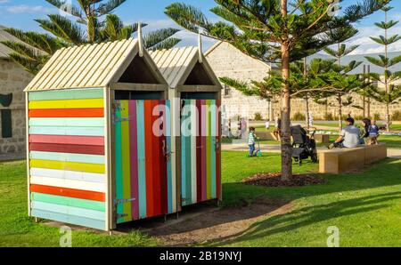 Farbenfrohe bemalte Holztoiletten im Freien und Umkleidekabinen am Badegäste Beach Fremantle Western Australia. Stockfoto