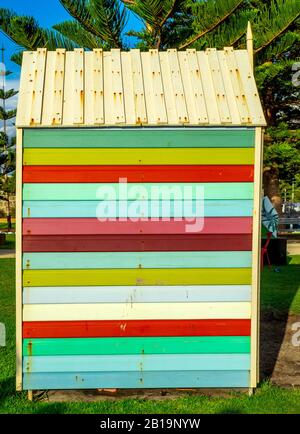 Seitenansicht der farbenfrohen bemalten Holztoiletten im Freien und Umkleidekabinen am Badegäste Beach Fremantle Western Australia. Stockfoto