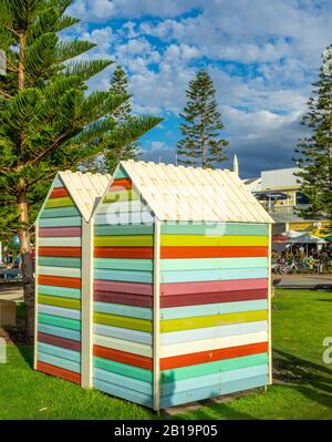 Rückseite farbenfroher bemalter Holztoiletten im Freien und Umkleidekabinen am Badegäste Beach Fremantle Western Australia. Stockfoto