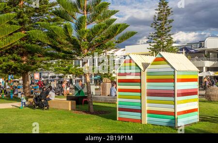 Rückseite farbenfroher bemalter Holztoiletten im Freien und Umkleidekabinen am Badegäste Beach Fremantle Western Australia. Stockfoto