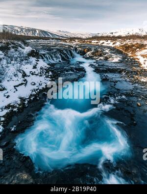 Bruarfoss Wasserfall im Winter. Wunderschöne Landschaft von atemberaubendem Island, die sich das ganze Jahr über lohnt. Der Tourismus in Island hat seinen Boom Stockfoto