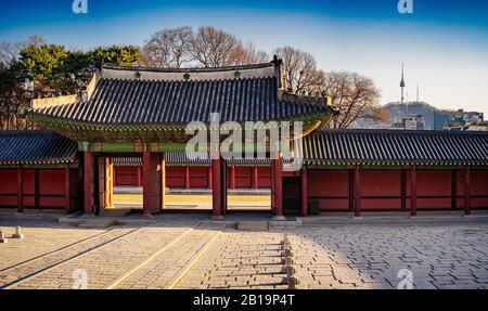 Seoul, Südkorea - 23. FEBRUAR 2020: Normalerweise ein geschäftiges Wochenende, der schöne Changdeokgung Palast ist fast leer wegen Coronavirus Sorgen. Stockfoto