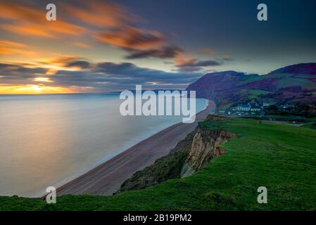 Sonnenuntergang in Seatown mit Blick auf Golden Cap und Lyme Regis, Dorset, England, Großbritannien. Stockfoto