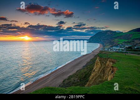 Sonnenuntergang in Seatown mit Blick auf Golden Cap und Lyme Regis, Dorset, England, Großbritannien. Stockfoto