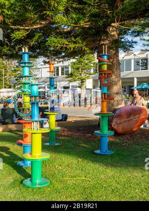 Skulptur In Der Freiluftausstellung Bathers Beach 2020 Rapid Growth des Carmel Warner Bildhauers Fremantle Western Australia. Stockfoto