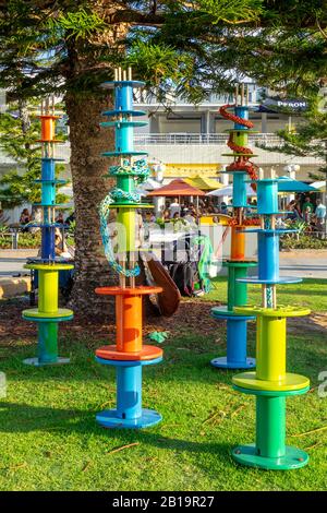 Skulptur In Der Freiluftausstellung Bathers Beach 2020 Rapid Growth des Carmel Warner Bildhauers Fremantle Western Australia. Stockfoto