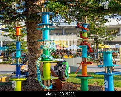 Skulptur In Der Freiluftausstellung Bathers Beach 2020 Rapid Growth des Carmel Warner Bildhauers Fremantle Western Australia. Stockfoto