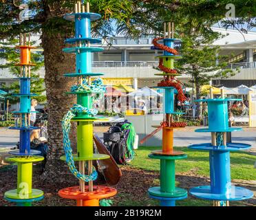 Skulptur In Der Freiluftausstellung Bathers Beach 2020 Rapid Growth des Carmel Warner Bildhauers Fremantle Western Australia. Stockfoto