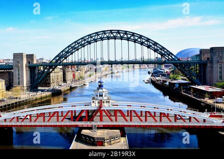 Landschaftsfoto des River Tyne in Newcastle mit der Drehbrücke und der Tyne and Millennium Bridge Juli 2019 Stockfoto