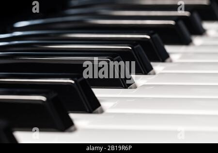 Nahaufnahme von Tasten oder Noten auf einer Klavier- oder Synthesizer-Musiktastatur. Stockfoto