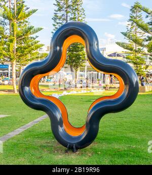 Skulptur In Der Freilichtausstellung Bathers Beach 2020 Shift von Steve Tepper Bildhauer Fremantle Western Australia. Stockfoto