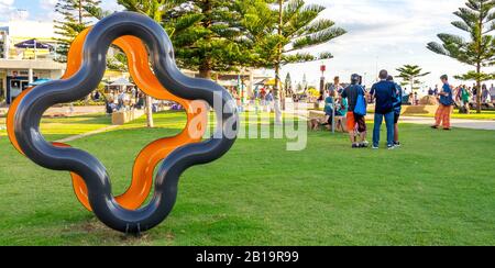 Skulptur In Der Freilichtausstellung Bathers Beach 2020 Shift von Steve Tepper Bildhauer Fremantle Western Australia. Stockfoto