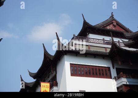 Der Old City God Temple in Yuyuan, Shanghai, China, ist ein berühmtes Touristenziel in Shanghai. Stockfoto