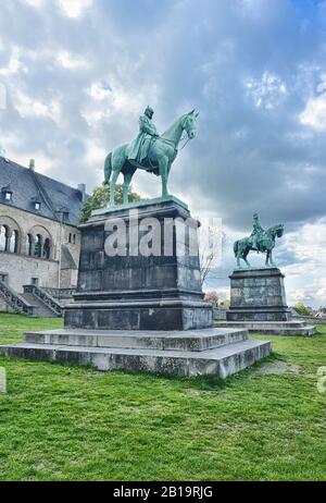 Goslar, Deutschland 05-05-2019 Denkmäler von Wilhelm I. und Barbarossas vor der Kaiserpfalz Stockfoto