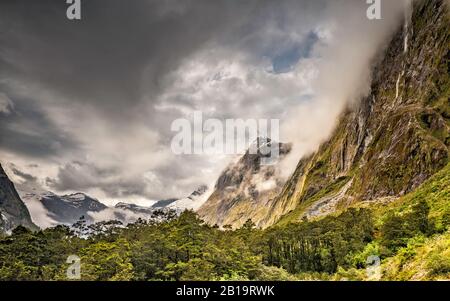 Mount Isolation Massif in Heavy Clouds, Milford Sound Highway unterhalb des Homer Tunnels, Fiordland National Park, Southland Region, South Island, Neuseeland Stockfoto