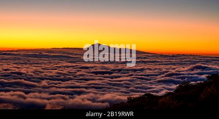 Blick von La Palma zum Teide auf der Insel Tena bei Sonnenaufgang; La Palma; Kanarische Inseln; Spanien Stockfoto