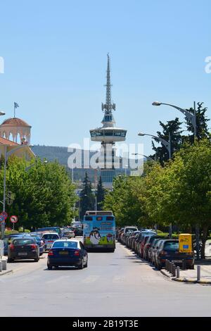 Saloniki, Griechenland - 09. Juni 2017: Autos auf Straße und Kommunikation OTE Tower Stockfoto