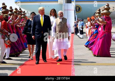 Ahmedabad, Indien. Februar 2020. US-Präsident Donald Trump und First Lady Melania Trump werden vom indischen Premierminister Narendra Modi begrüßt, als sie am Montag, 24. Februar 2020, in Ahmedabad, Indien ankommen. Trump ist auf einer zweitägigen Reise nach Indien. Foto von Raj Patel/UPI Credit: UPI/Alamy Live News Stockfoto