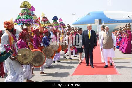 Ahmedabad, Indien. Februar 2020. US-Präsident Donald Trump und First Lady Melania Trump werden vom indischen Premierminister Narendra Modi begrüßt, als sie am Montag, 24. Februar 2020, in Ahmedabad, Indien ankommen. Trump ist auf einer zweitägigen Reise nach Indien. Foto von Raj Patel/UPI Credit: UPI/Alamy Live News Stockfoto