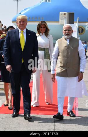 Ahmedabad, Indien. Februar 2020. US-Präsident Donald Trump und First Lady Melania Trump werden vom indischen Premierminister Narendra Modi begrüßt, als sie am Montag, 24. Februar 2020, in Ahmedabad, Indien ankommen. Trump ist auf einer zweitägigen Reise nach Indien. Foto von Raj Patel/UPI Credit: UPI/Alamy Live News Stockfoto