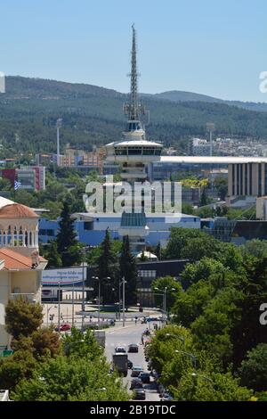 Saloniki, Griechenland - 09. Juni 2017: Gebäude und Kommunikationsturm Stockfoto