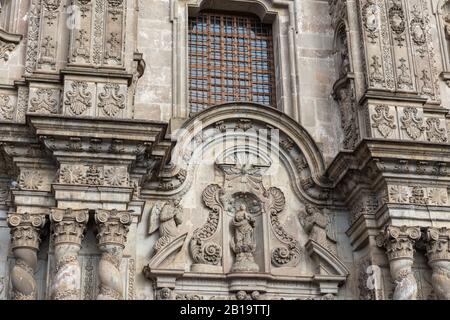 Kirche der Gesellschaft Jesu, La Compania in Quito, Ecuador. Außenfassade Stockfoto