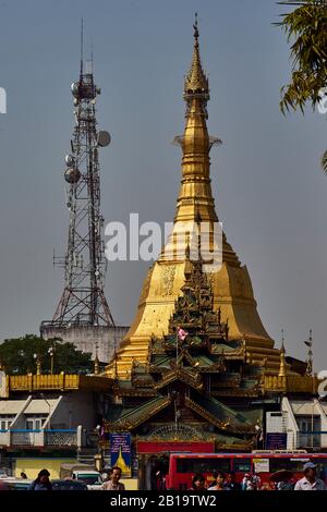 Mobilfunkmast und Sule-Pagode, Yangon, Myanmar Stockfoto