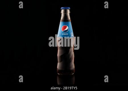 Nahaufnahme der Pepsi-Soda-Flasche auf schwarzem Hintergrund. Stockfoto