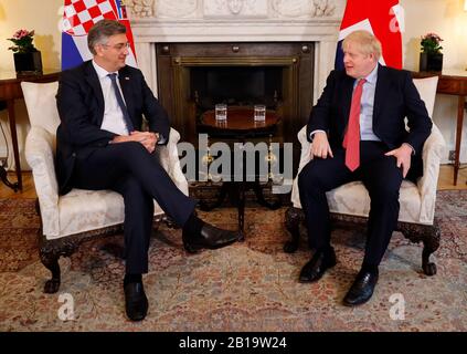 Premierminister Boris Johnson mit Andrej Plenkovic, dem Premierminister Kroatiens, während eines Treffens in der Downing Street, London. Stockfoto