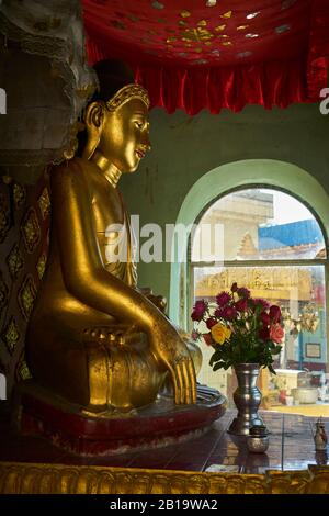 Buddha-Statue, Sule-Pagode, Yangon, Myanmar Stockfoto