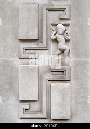 London, England, Großbritannien. Art Deco Adelphi Gebäude (1938: 1-10 John Adam Street) Grade II denkmalgeschütztes Gebäude. Von der Außenseite eingeritzte Details aus dem Portlandstein: Stockfoto