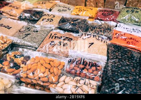 Traditioneller ecuadorianischer Lebensmittelmarkt, der Gewürzprodukte und andere Lebensmittel in Cuenca, Ecuador, Südamerika verkauft. Stockfoto