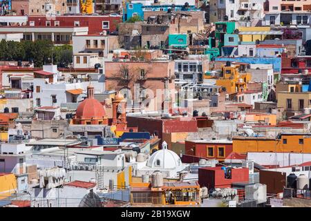 Das historische Zentrum von Guanajuato City. Farbenfrohe Wohnungen in Hanglage. Guanajuato State, Mexiko. Stockfoto