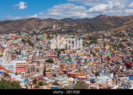 Das historische Zentrum von Guanajuato City. Farbenfrohe Wohnungen in Hanglage. Guanajuato State, Mexiko. Stockfoto