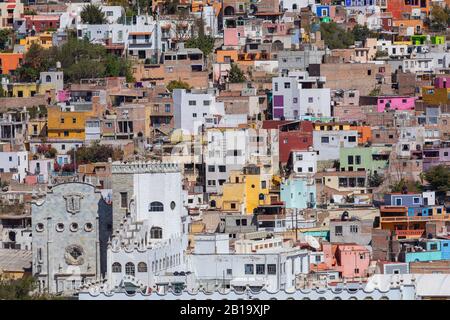 Das historische Zentrum von Guanajuato City. Farbenfrohe Wohnungen in Hanglage. Guanajuato State, Mexiko. Stockfoto