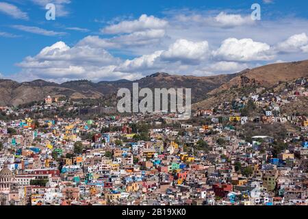 Das historische Zentrum von Guanajuato City. Farbenfrohe Wohnungen in Hanglage. Guanajuato State, Mexiko. Stockfoto