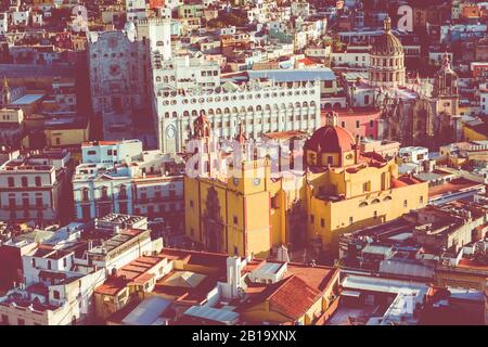 Das historische Zentrum von Guanajuato City. Farbenfrohe Wohnungen in Hanglage. Guanajuato State, Mexiko. Stockfoto