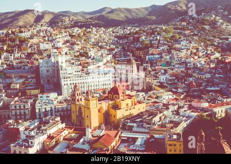 Das historische Zentrum von Guanajuato City. Farbenfrohe Wohnungen in Hanglage. Guanajuato State, Mexiko. Stockfoto