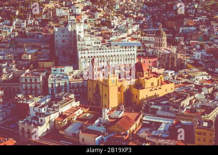 Das historische Zentrum von Guanajuato City. Farbenfrohe Wohnungen in Hanglage. Guanajuato State, Mexiko. Stockfoto