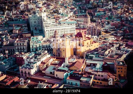 Das historische Zentrum von Guanajuato City. Farbenfrohe Wohnungen in Hanglage. Guanajuato State, Mexiko. Stockfoto