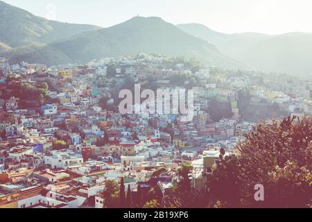 Das historische Zentrum von Guanajuato City. Farbenfrohe Wohnungen in Hanglage. Guanajuato State, Mexiko. Stockfoto